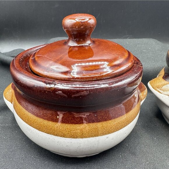 Vtg Brown Onion Soup Crocks Set Of 2 With Lids & Rattan Trivets - Picture 9 of 9